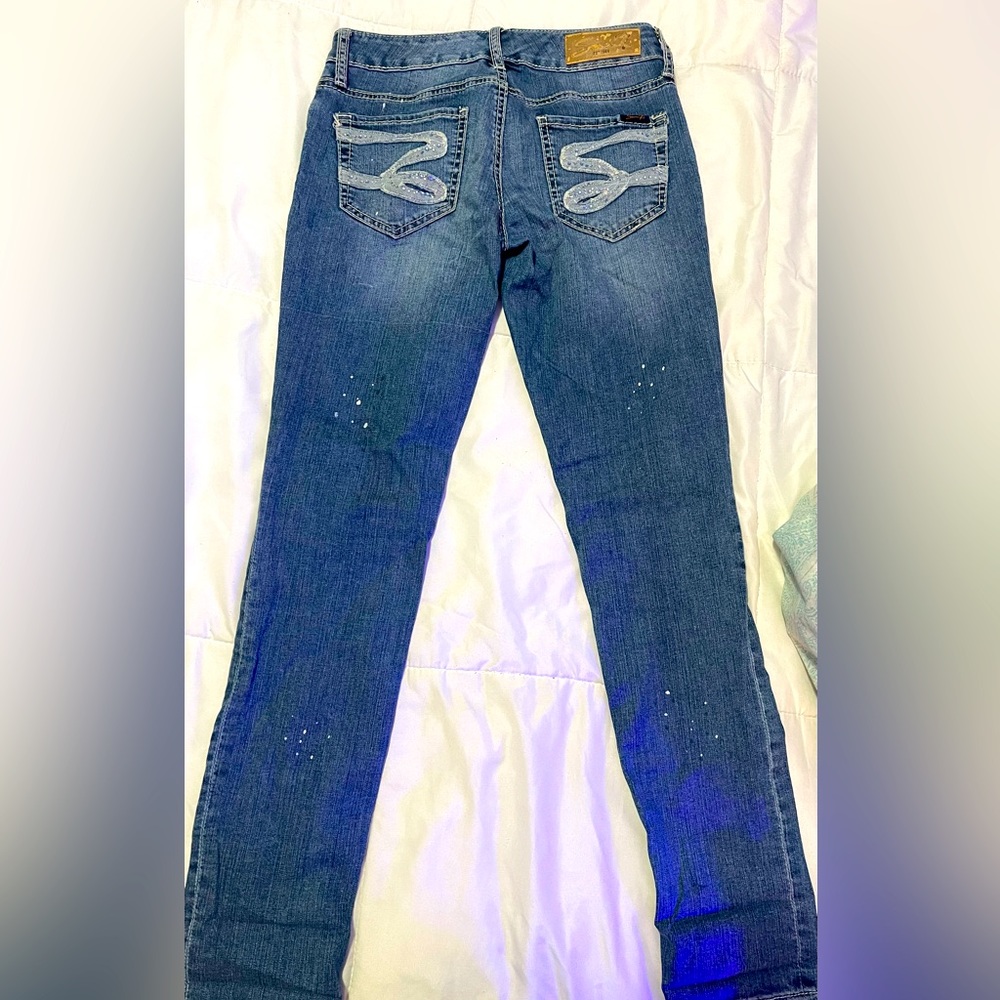 Size 27 jeans. Seven brand. Stretchy material. Skinny/low cut jeans